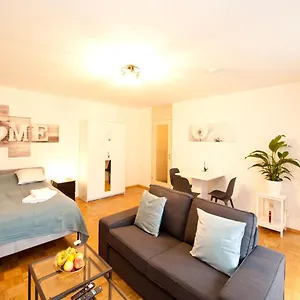 - Zentral Mit Parkplatz - Balkon Apartment